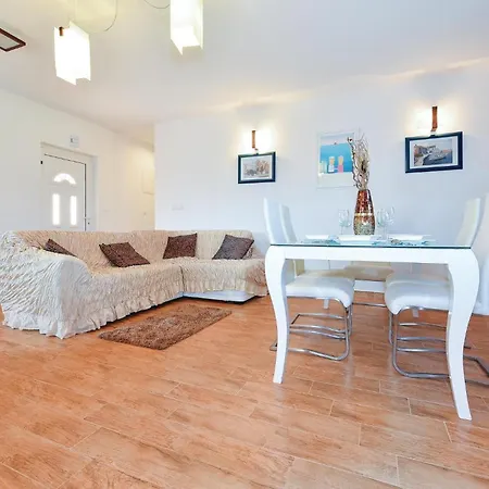Three-bedroom In Ferienhaus Šibenik