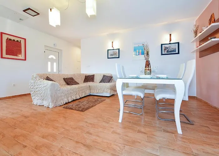 Three-bedroom In Vikendica Sibenik