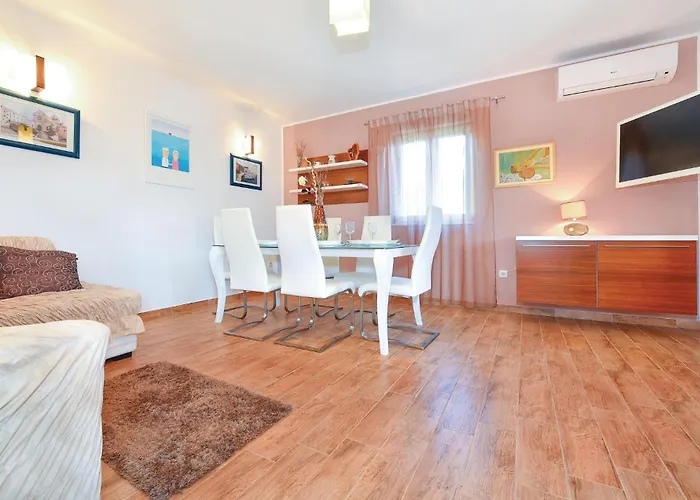 Vikendica Three-bedroom In *